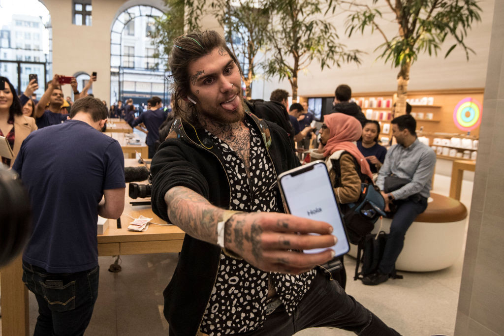 A stat la coadă 3 zile pentru noul iPhone, dar a pierdut toţi banii la cazinou