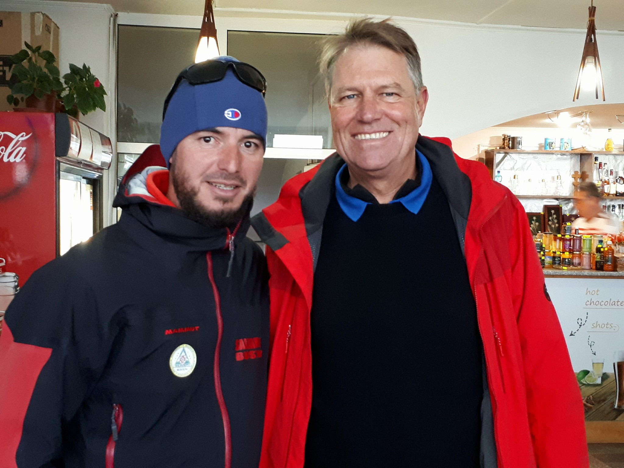 Nouă drumeție a președintelui Iohannis. Cu cine s-a fotografiat