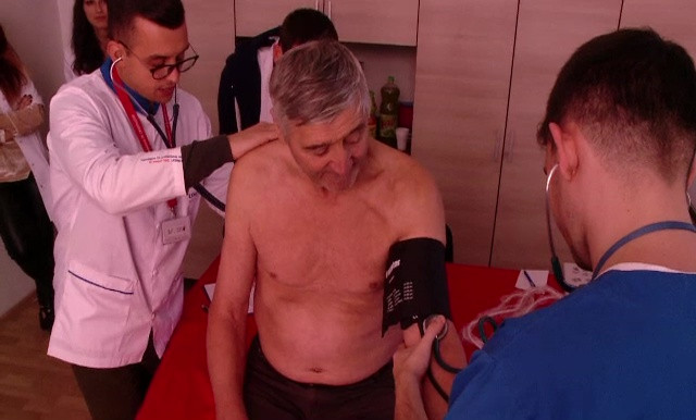 Consultații gratuite pentru bătrânii dintr-un sat de lângă Brașov