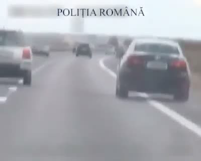 5 luni fără permis după ce a condus cu 214 km/h și a depășit pe banda de urgență