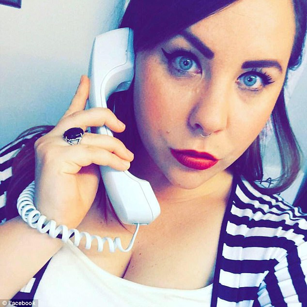 Profesoară de limba engleză, arestată după ce a făcut sex cu un elev și apoi s-a lăudat prietenilor