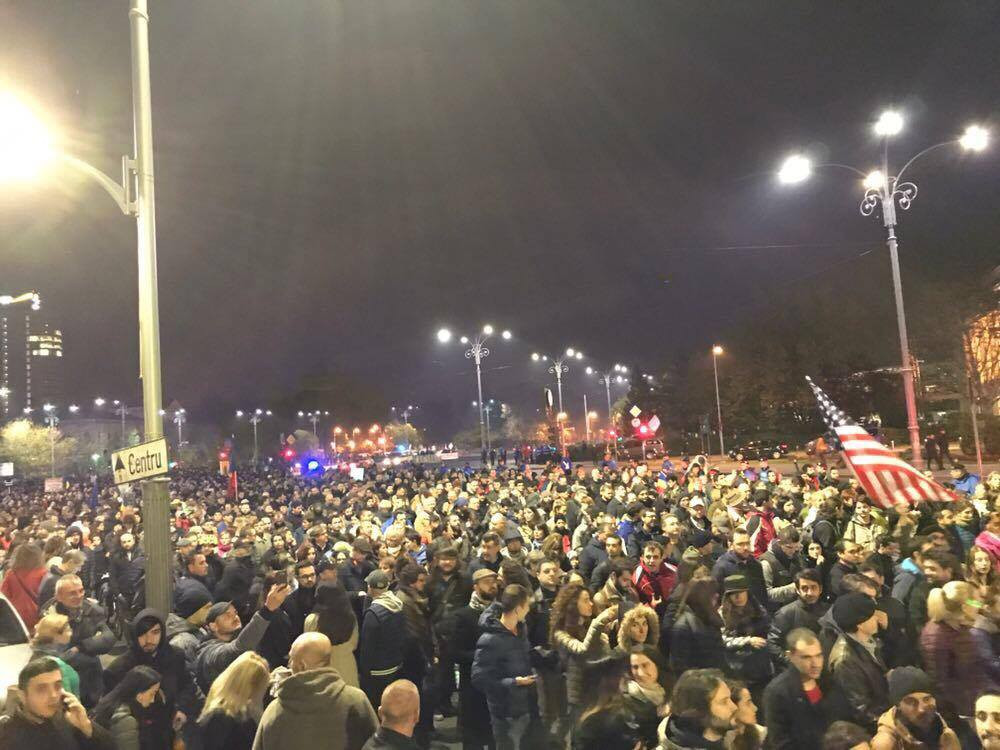 Proteste în București și în țară. Un bărbat, amendat după ce a aruncat cu hârtie igienică în sediul PSD