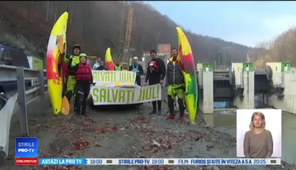 Protest cu caiace pe Jiu. Pasionații de rafting, nemulțumiți de construcția unei hidrocentrale