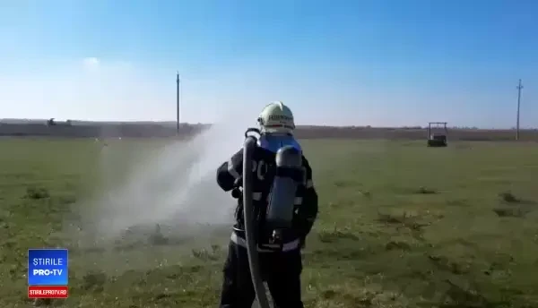 Pericol de explozie lângă Galaţi, din cauza unei cisterne cu GPL. Pompierii intervin