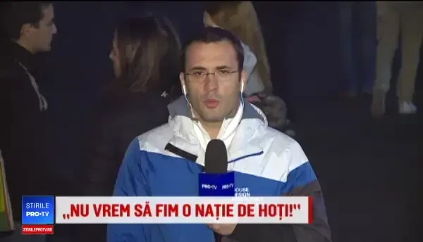 Dacian Cioloș, prezent la protestele din București. 15.000 de oameni scandează în fața Parlamentului