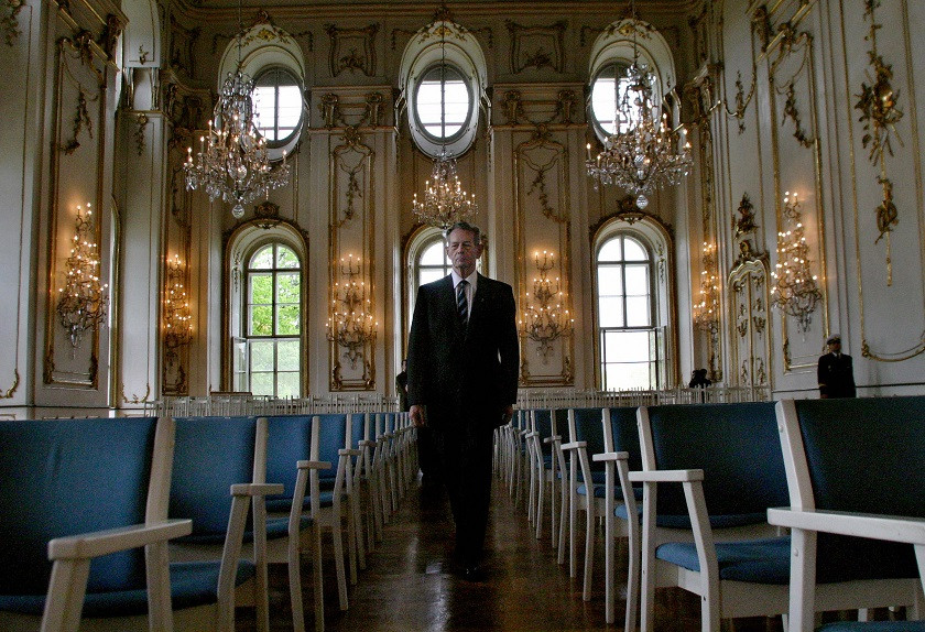 Regele Mihai a primit din nou Sfânta Împărtăşanie