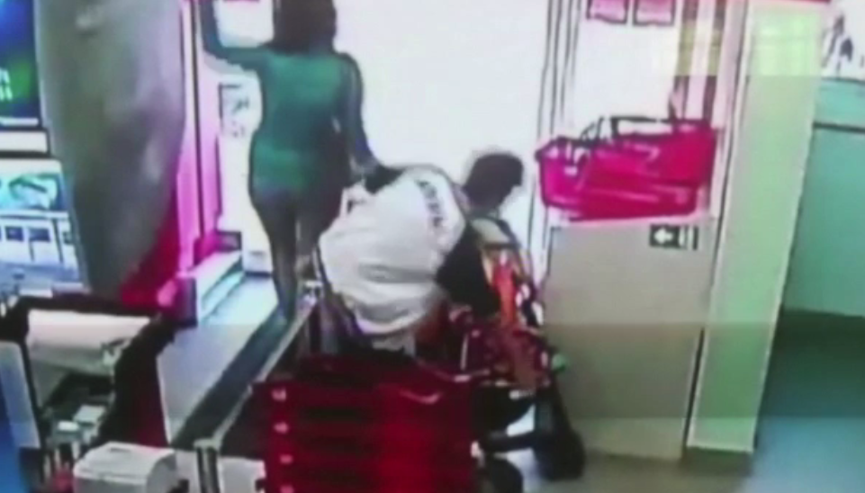 Femeie căutată de Poliție după o vizită la un supermarket. Gestul ei a fost filmat de camere