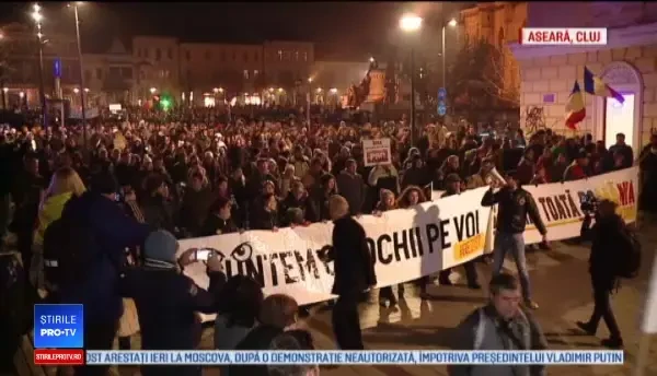 Peste 10.000 de oameni au protestat în țară. Tudorel, slugă-model