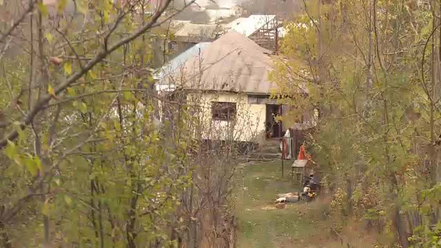 Şi-a violat mama de 90 de ani, bolnavă de Alzheimer. Vecinii i-au găsit dezbrăcaţi în casă