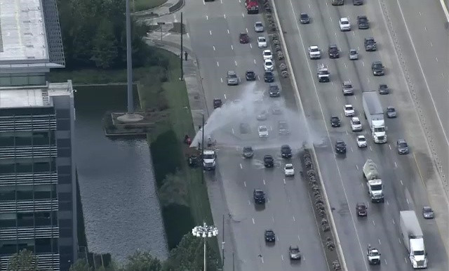 Traficul de pe o autostradă din SUA, afectat de o ţeavă spartă