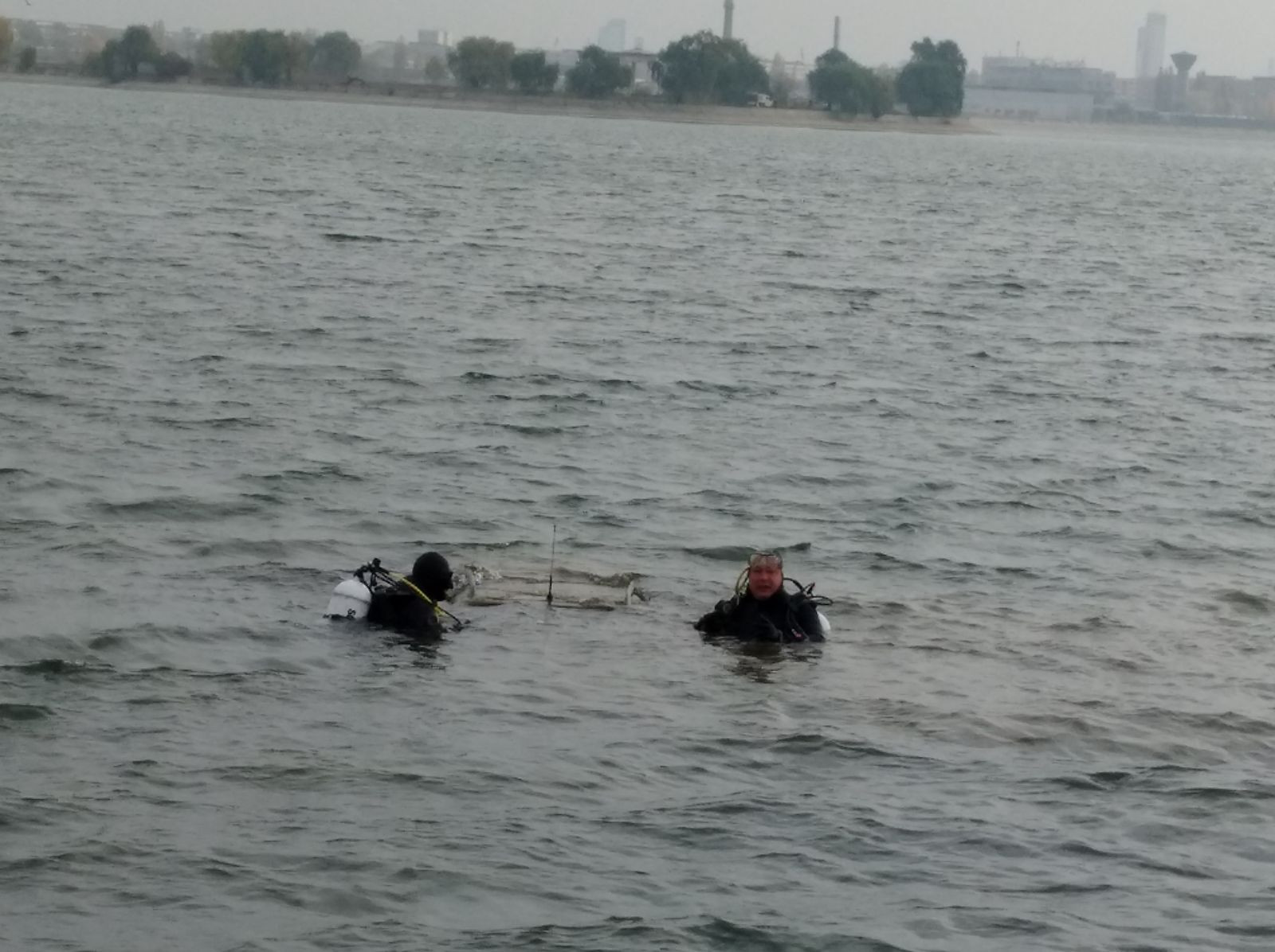 Maşină găsită în Lacul Morii, la 20 de metri de mal. Scafandrii caută supravieţuitori