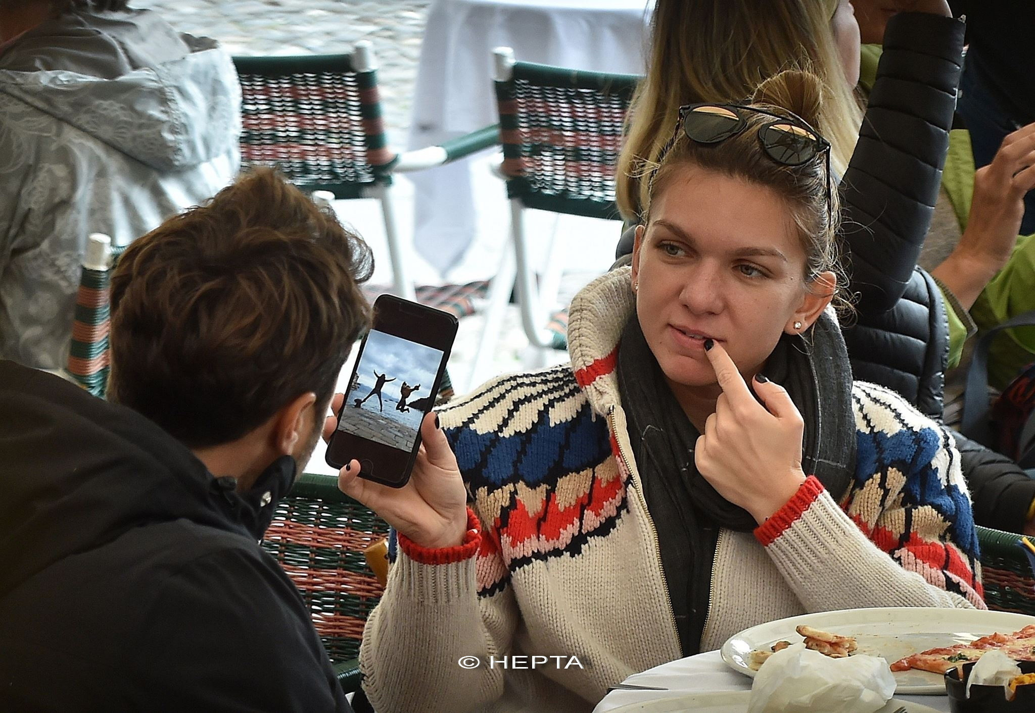 Simona Halep, fotografiată în timpul vacanţei în Portofino în compania unui tânăr. FOTO