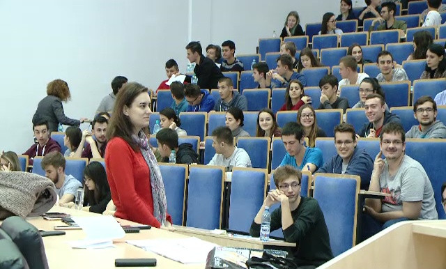 Criză de angajați în învățământul superior. Cum încearcă universitățile să atragă tinerii