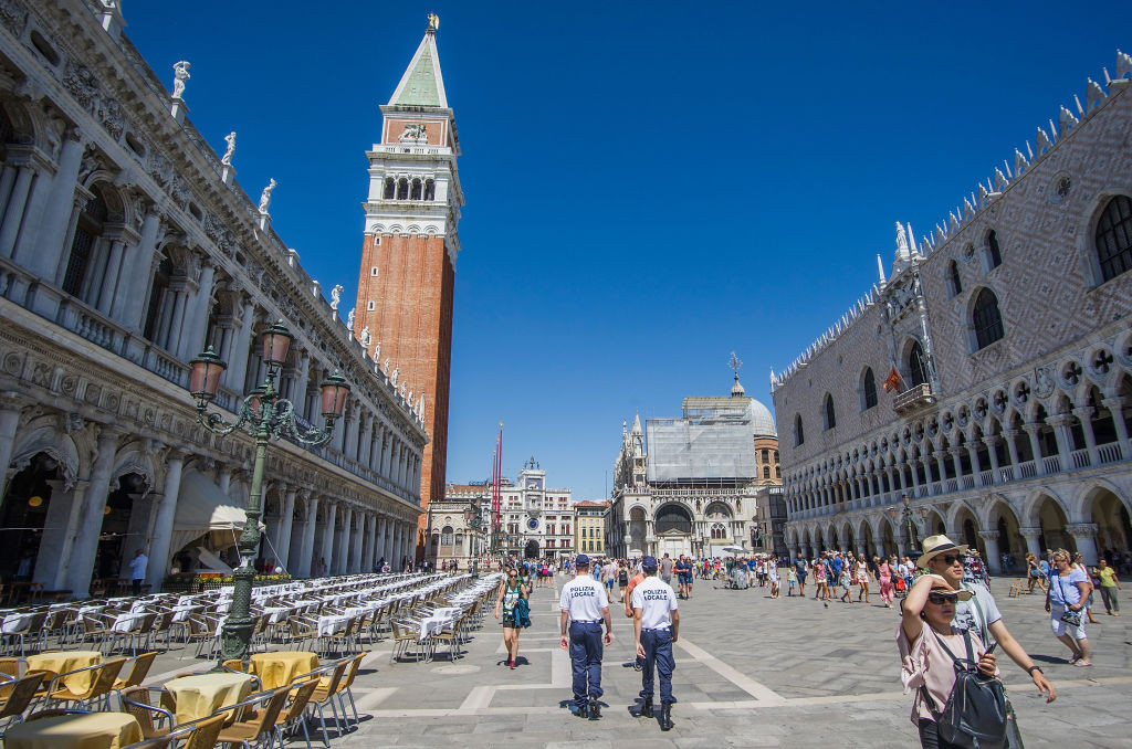 Trei turiști, furioși că au dat 526 de euro pe o masă de prânz. Restaurant: Au mâncat 3,5 kg de fructe de mare