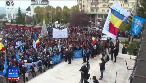 10.000 de salariați au protestat la uzina Dacia față de revoluția fiscală anunțată de Guvern