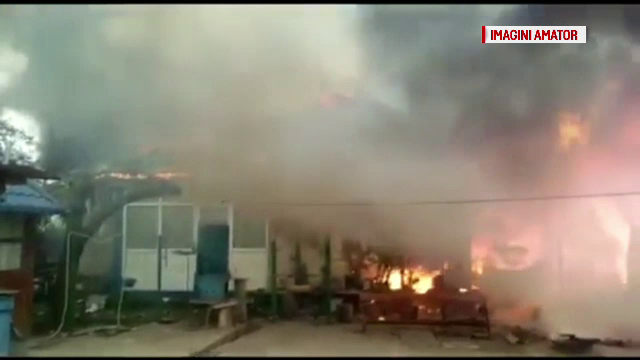 Casa unei bătrâne, mistuită de flăcări, după ce a uitat mâncarea pe foc