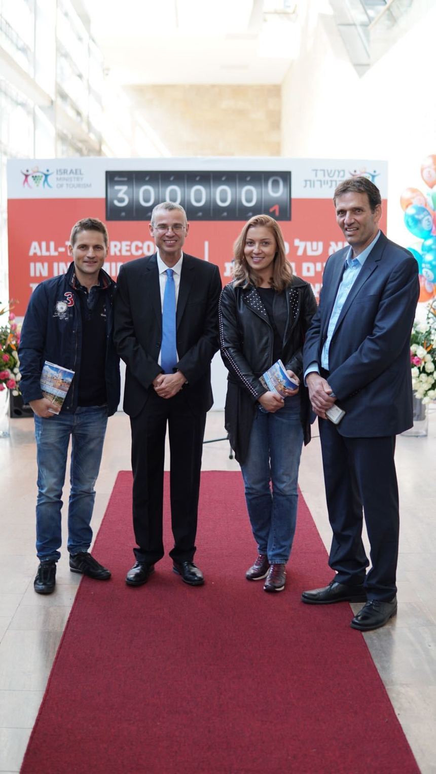 O româncă, turistul cu numărul 3 milioane în Israel în 2017. Premierul i-a fost ghid