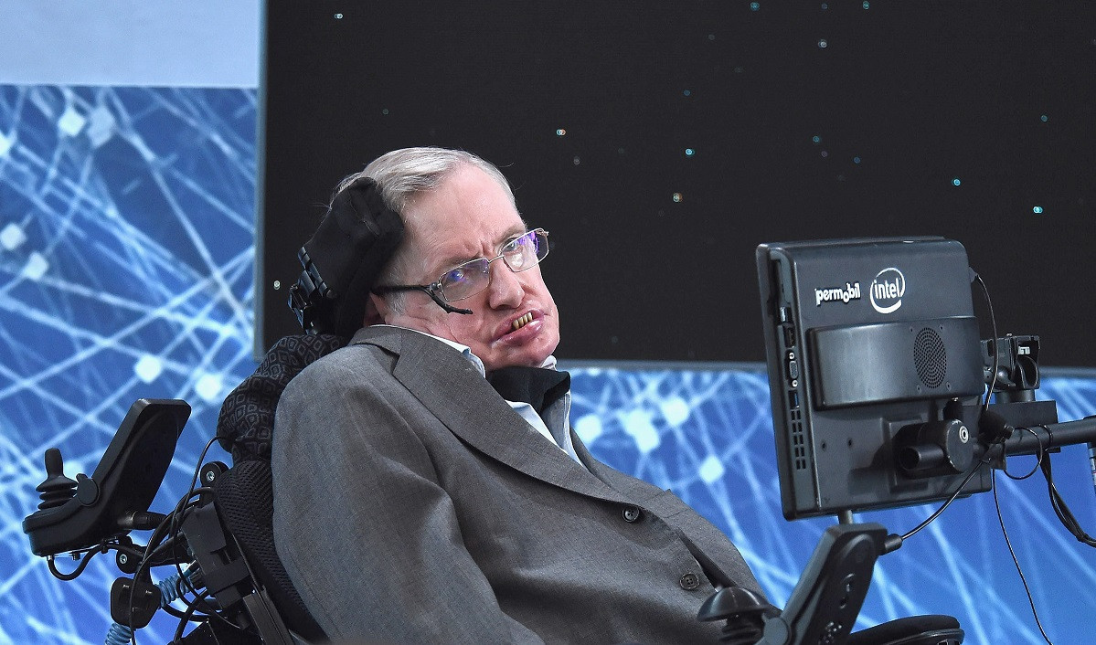 Stephen Hawking spune cum ar trebui oamenii să se pregătească pentru migrarea în cosmos