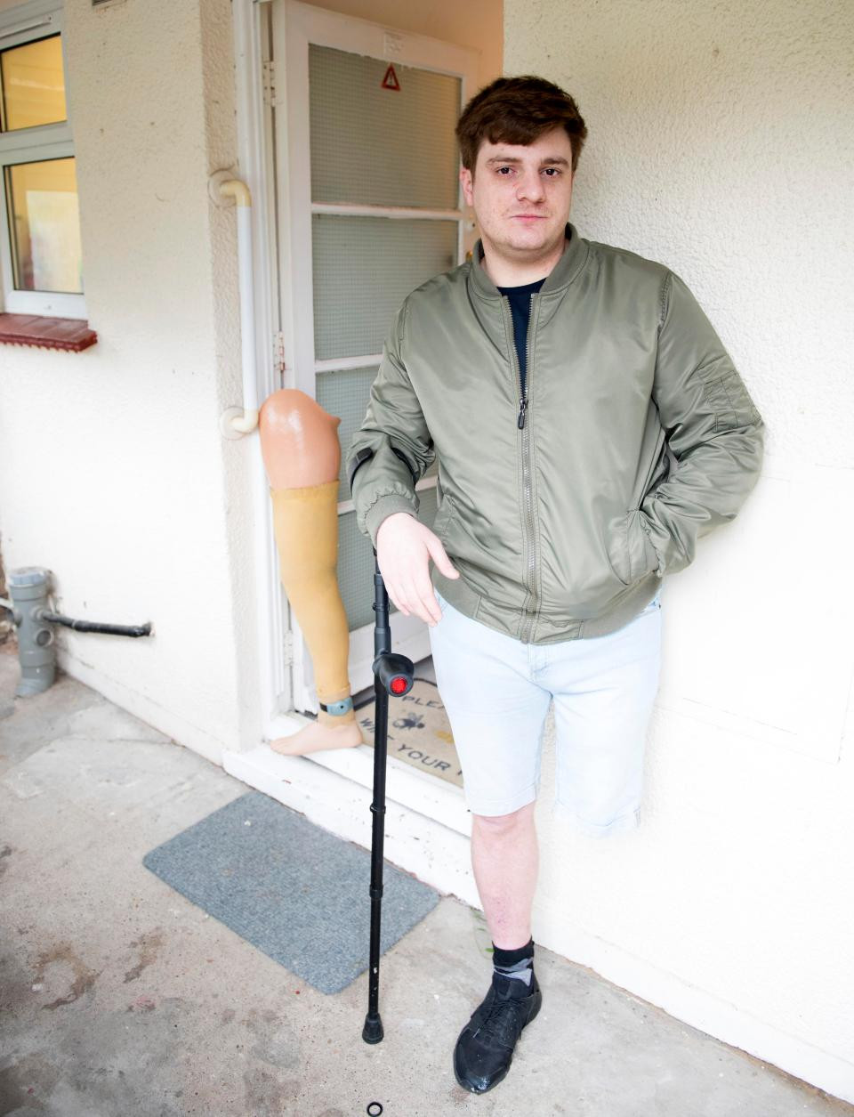 Un hoț din Marea Britanie, arestat la domiciliu, s-a ales cu brățara de monitorizare pe piciorul cu proteză