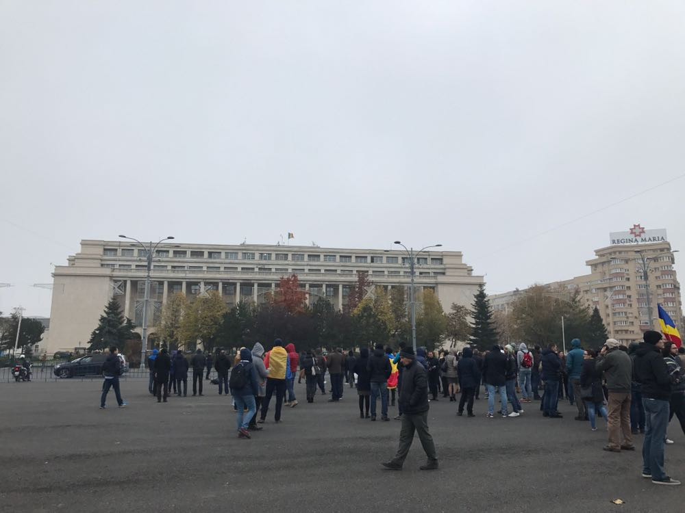 Protest față de ”revoluția fiscală”. Oamenii au aruncat cu hârtie igienică spre Guvern