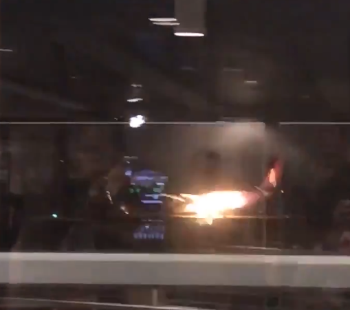 O aeronavă a fost cuprinsă de flăcări pe Aeroportul din Seattle. VIDEO