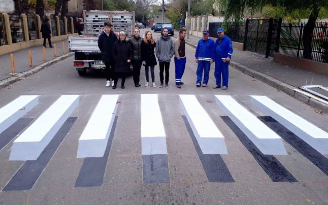 Elevii unui liceu din Buzău au realizat prima trecere de pietoni 3D din România. Planul Primăriei