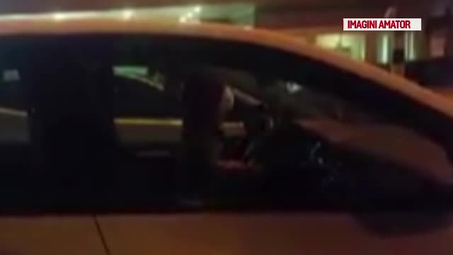 Doi copii mici, lăsați singuri în mașină, timp de o oră. Unul dintre ei a reușit să pornească motorul