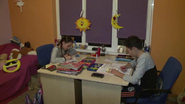 Elevii consideră temele ”grele și nașpa”. Autoritățile le cer părerea părinților, online