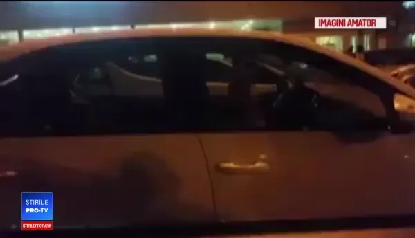 Doi copii mici, lăsați singuri în mașină, timp de o oră. Unul dintre ei a reușit să pornească motorul