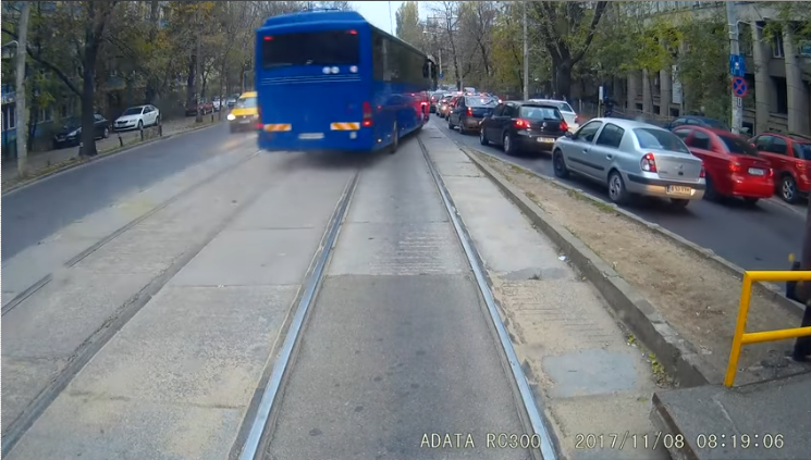 Șoferul surprins conducând cu viteză autocarul Jandarmeriei are interdicție să șofeze, timp de două luni