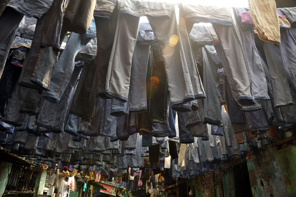 Hoți de blugi, la Arad. Au plecat dintr-o fabrică de textile cu 2.000 de perechi de pantaloni