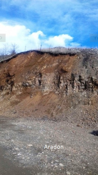 Primărița dintr-o comună arădeană, acuzată de localnici că ar permite excavări ilegale