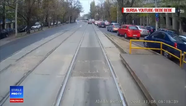 Incident șocant filmat în Capitală. Un autocar putea provoca o tragedie pe linia de tramvai