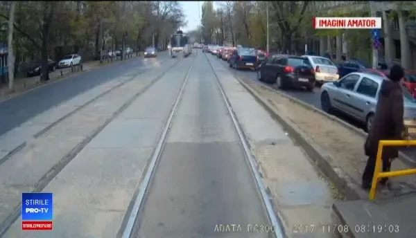 Incident șocant filmat în Capitală. Un autocar putea provoca o tragedie pe linia de tramvai
