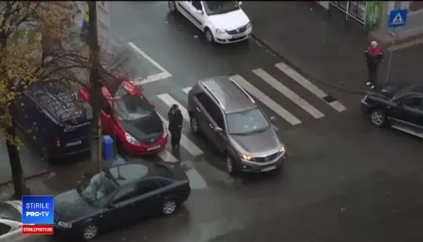 Capcanele din intersecţiile Capitalei. Lipsa parcărilor i face pe şoferi să îşi lase maşinile în mijlocul străzii