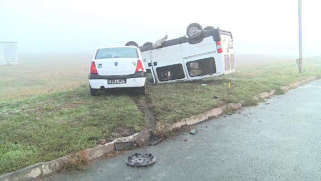 Patru persoane au fost rănite, dupa ce un microbuz s-a răsturnat în Arad