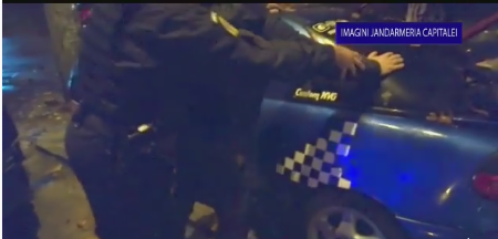 Irakian, prins în flagrant de către jandarmi când spărgea geamul unei mașini. VIDEO