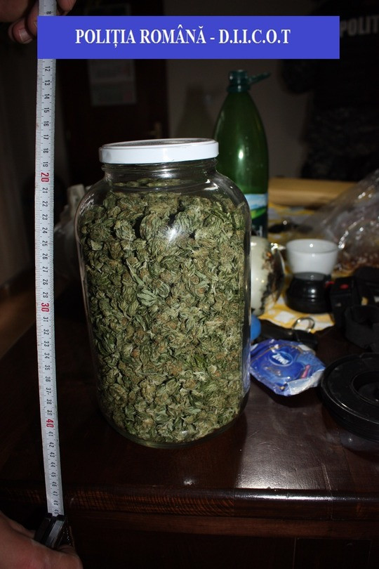borcan cu droguri