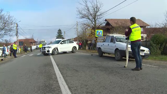 Miner spulberat de o mașină chiar în stația de autobuz