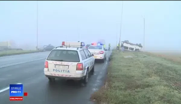 Patru persoane au fost rănite, dupa ce un microbuz s-a răsturnat în Arad