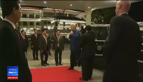 Trump și Putin, la summitul APEC, din Vietnam. Amândoi au purtat cămăși tradiționale