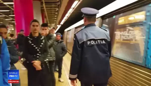 Tentativă de sinucidere la stația de metrou Piața Unirii. O persoană, prinsă sub un tren