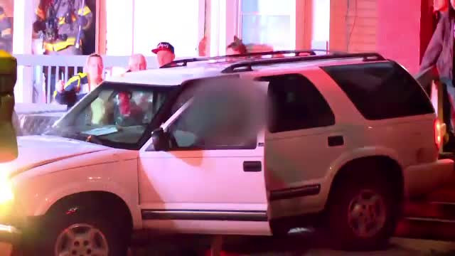 O șoferiță dezbrăcată pe jumătate a surprins niște pompieri care stingeau un incendiu