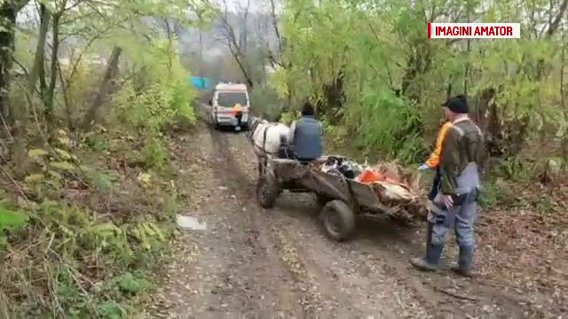 Duși cu căruța la ambulanță din cauza drumurilor neasfaltate: "Voturi vor, drumuri nimic. Mori cu zile."