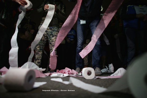 proteste cu hartie igienica