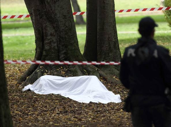 Transsexual român găsit mort, cu un cuțit înfipt în piept, într-un parc din Roma