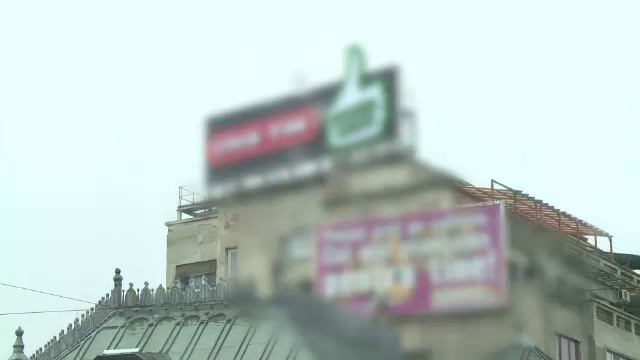 Capitala, acaparată abuziv de reclame stradale. ”E o beție, nu mai vezi orașul de publicitate"