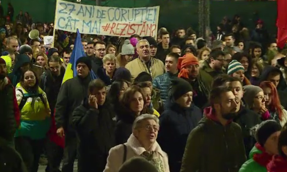 Mii de oameni au protestat în țară față de guvernarea PSD. ”Dragnea, la nunta ta o să-ţi cânte DNA”