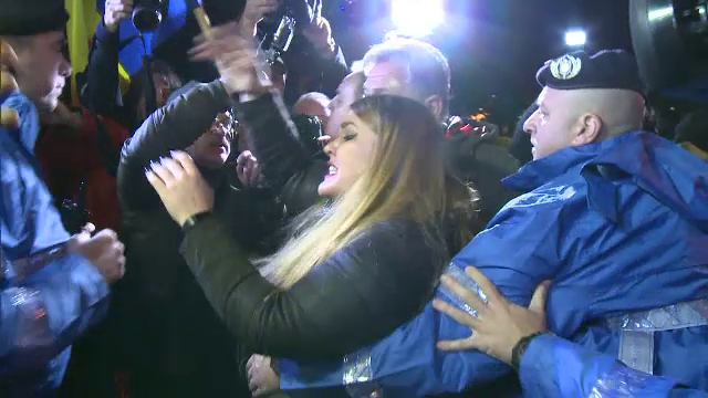 Protest în București. Îmbrânceli între manifestanți și jandarmi: ”Prefer să plătesc amendă”