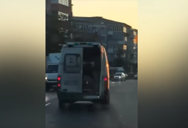 Un șofer de ambulanță, din Piatra Neamț, transportă un pacient cu ușile deschise. VIDEO